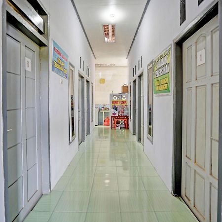 Oyo Life 92937 Kost Putri Sarkara Syariah Hotell Banyuwangi  Exteriör bild