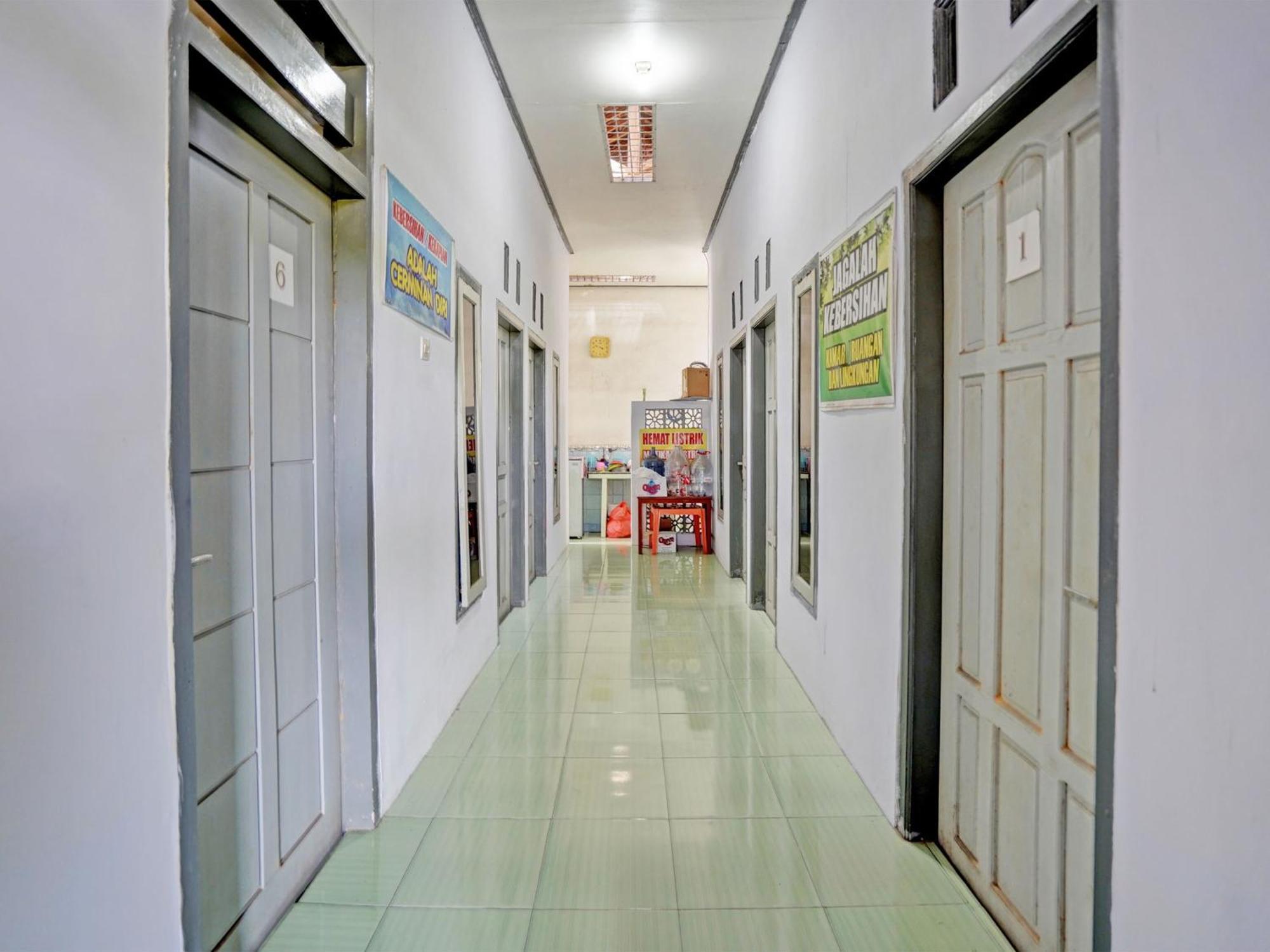 Oyo Life 92937 Kost Putri Sarkara Syariah Hotell Banyuwangi  Exteriör bild