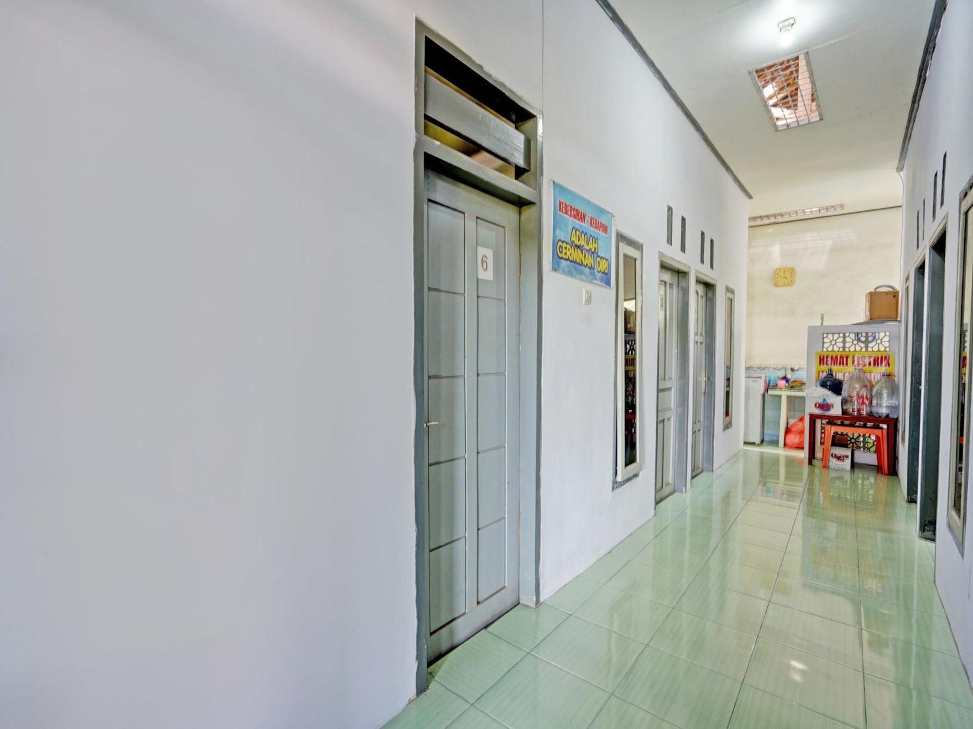 Oyo Life 92937 Kost Putri Sarkara Syariah Hotell Banyuwangi  Exteriör bild