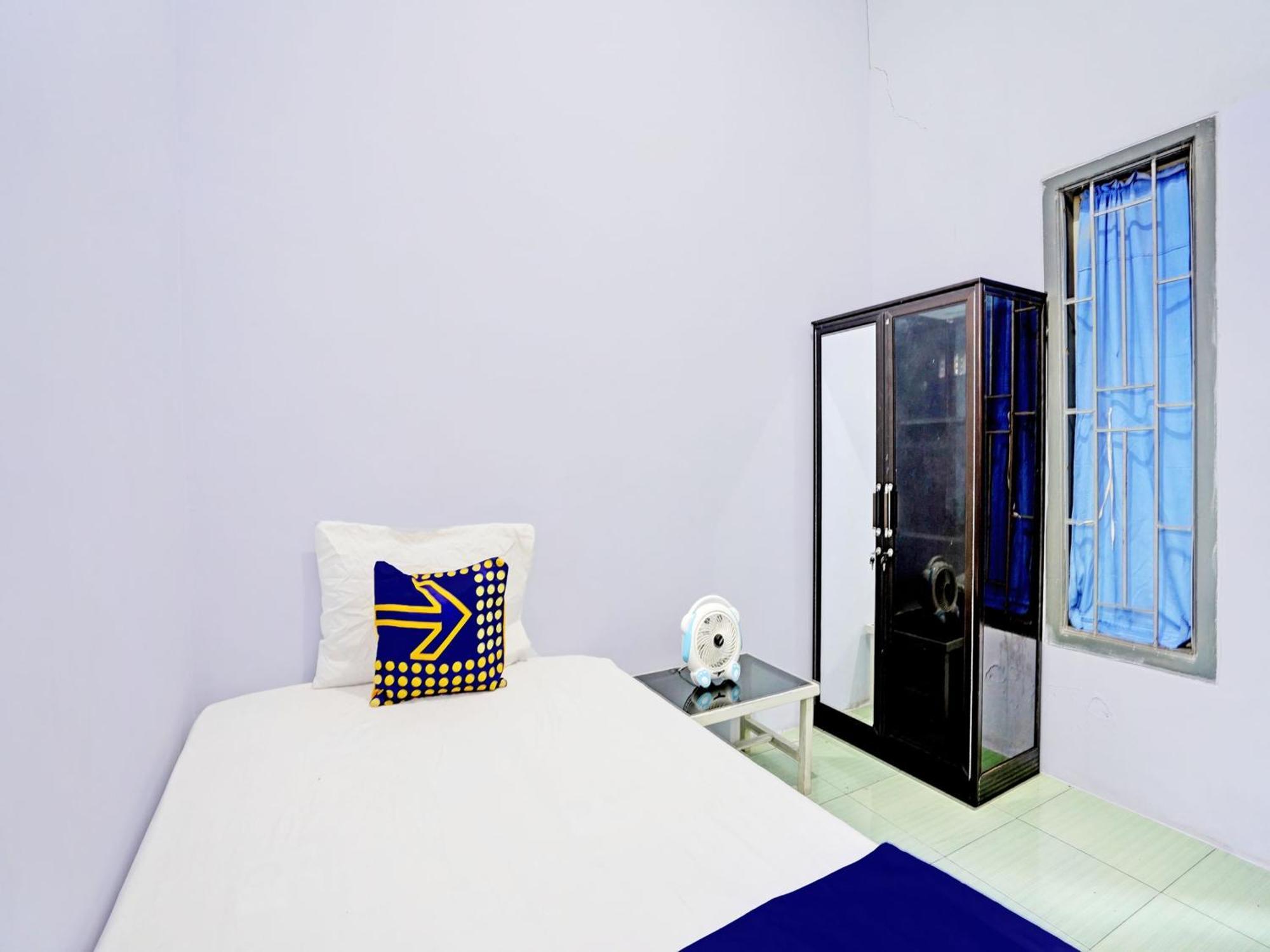 Oyo Life 92937 Kost Putri Sarkara Syariah Hotell Banyuwangi  Exteriör bild