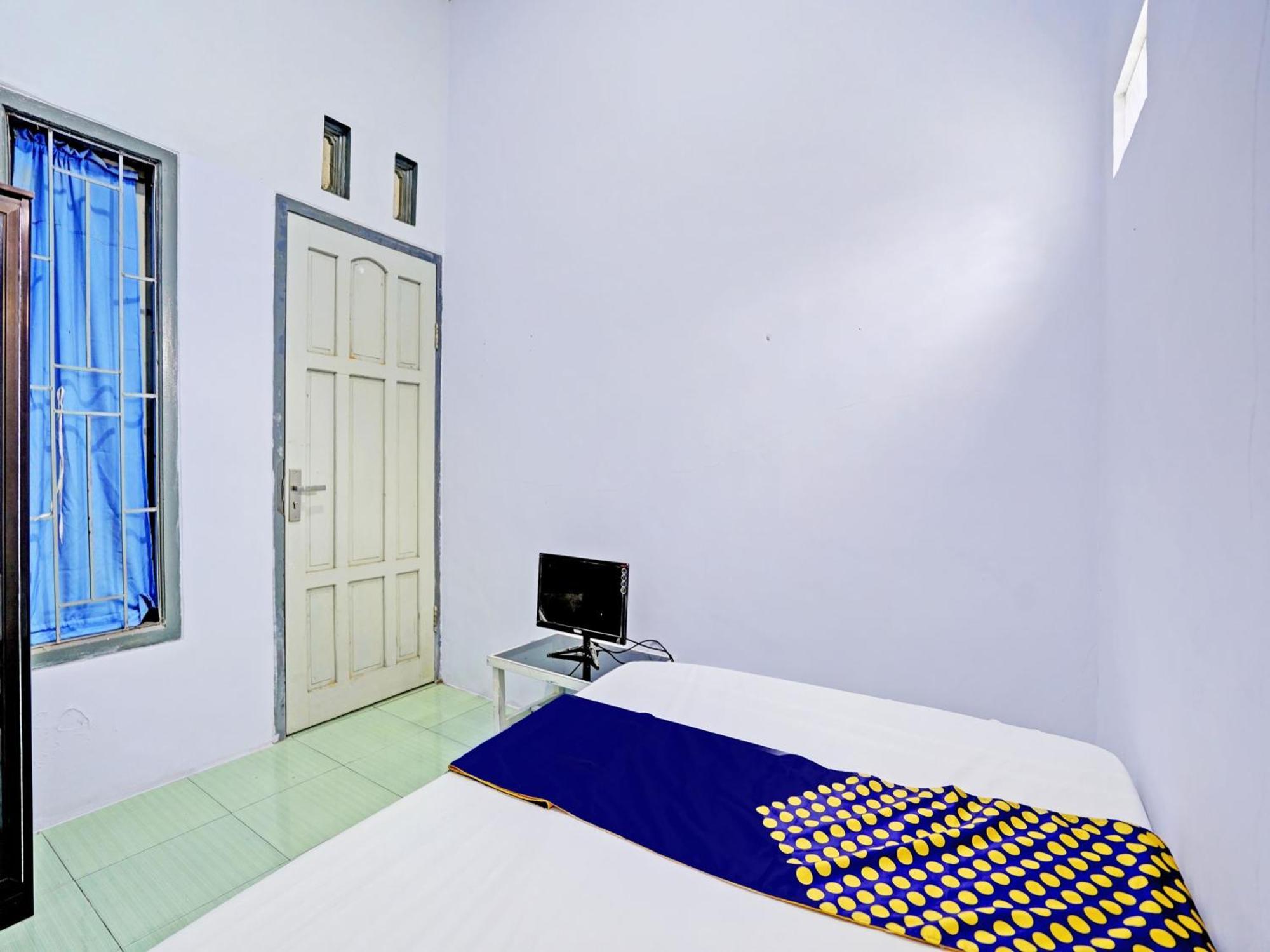 Oyo Life 92937 Kost Putri Sarkara Syariah Hotell Banyuwangi  Exteriör bild