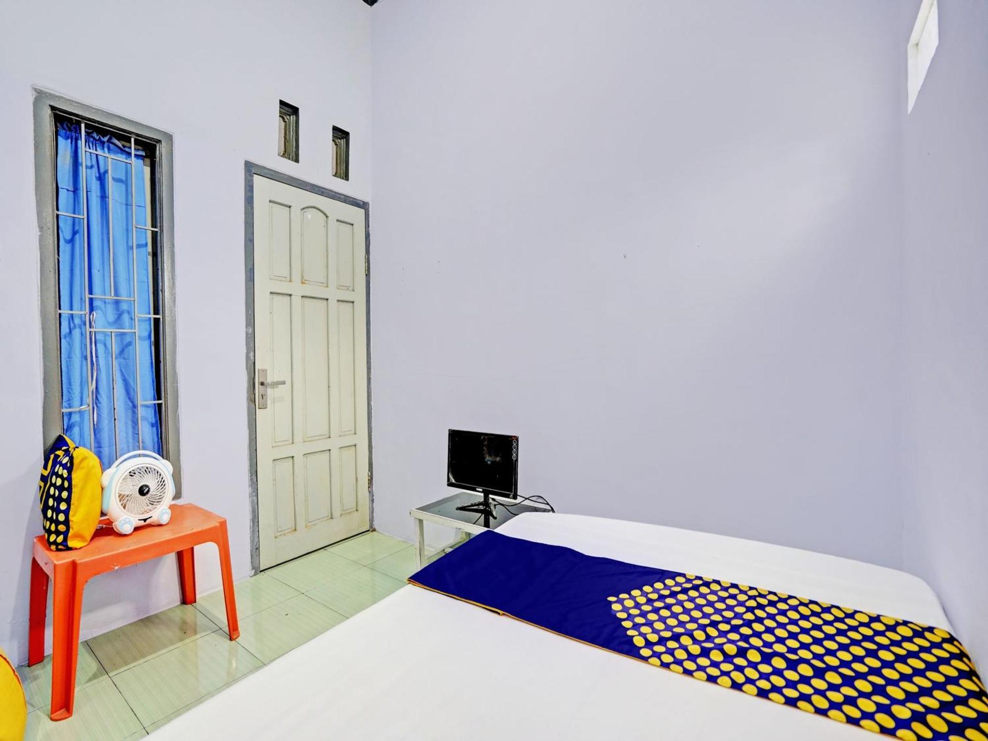 Oyo Life 92937 Kost Putri Sarkara Syariah Hotell Banyuwangi  Exteriör bild