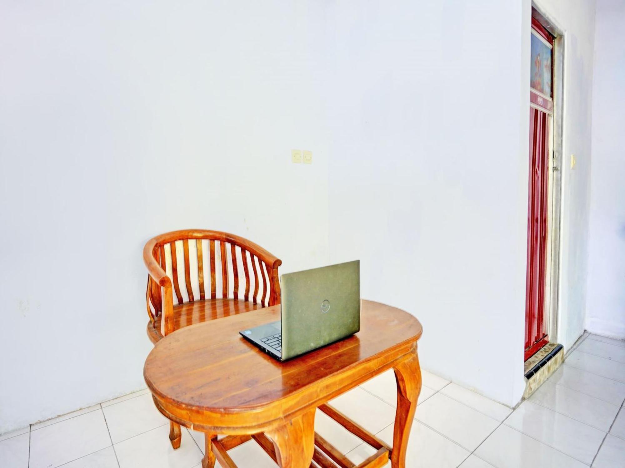 Oyo Life 92937 Kost Putri Sarkara Syariah Hotell Banyuwangi  Exteriör bild