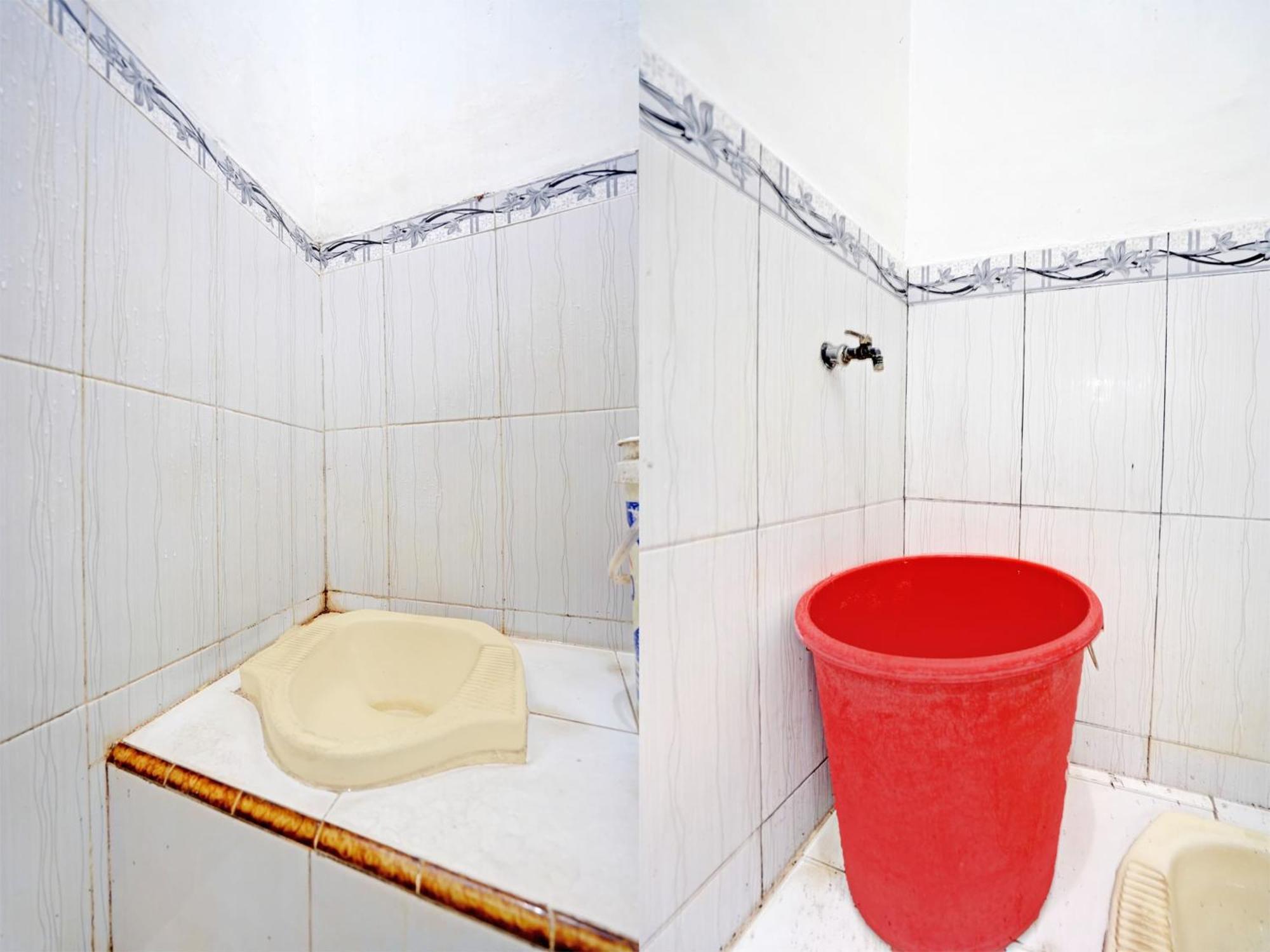 Oyo Life 92937 Kost Putri Sarkara Syariah Hotell Banyuwangi  Exteriör bild