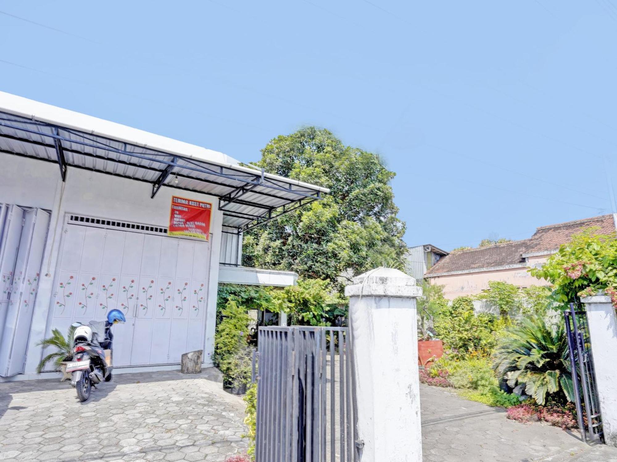 Oyo Life 92937 Kost Putri Sarkara Syariah Hotell Banyuwangi  Exteriör bild