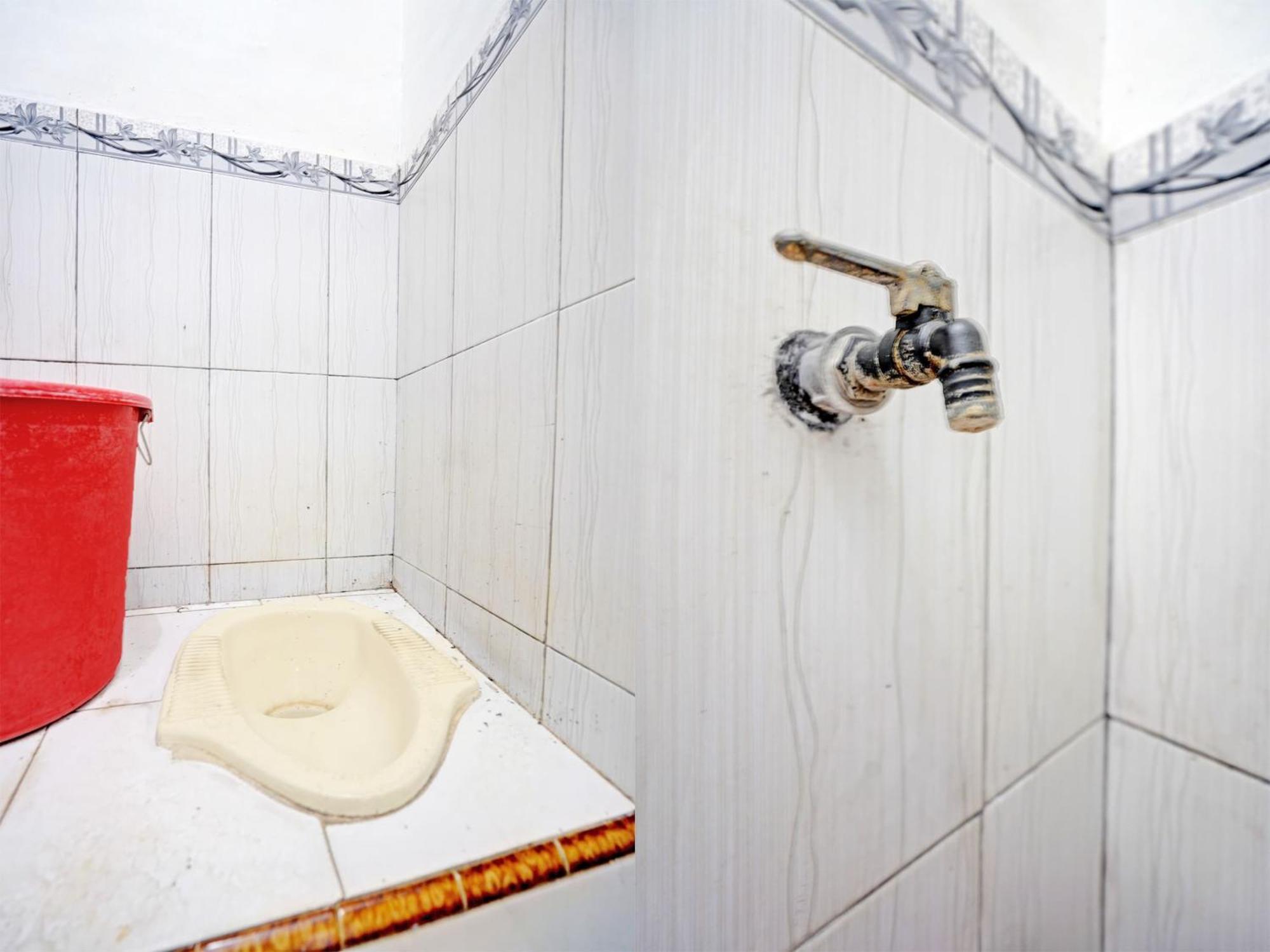Oyo Life 92937 Kost Putri Sarkara Syariah Hotell Banyuwangi  Exteriör bild