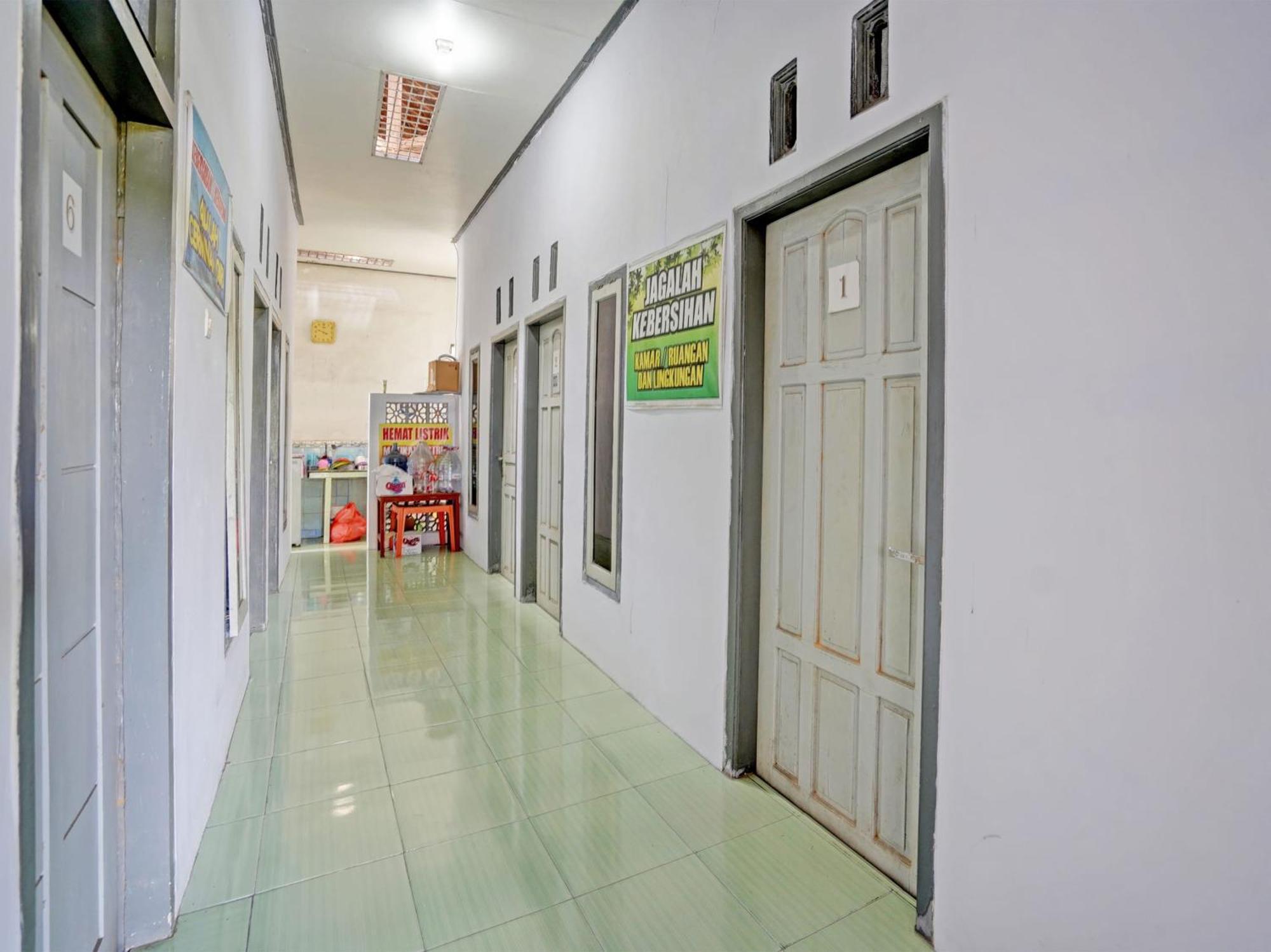 Oyo Life 92937 Kost Putri Sarkara Syariah Hotell Banyuwangi  Exteriör bild