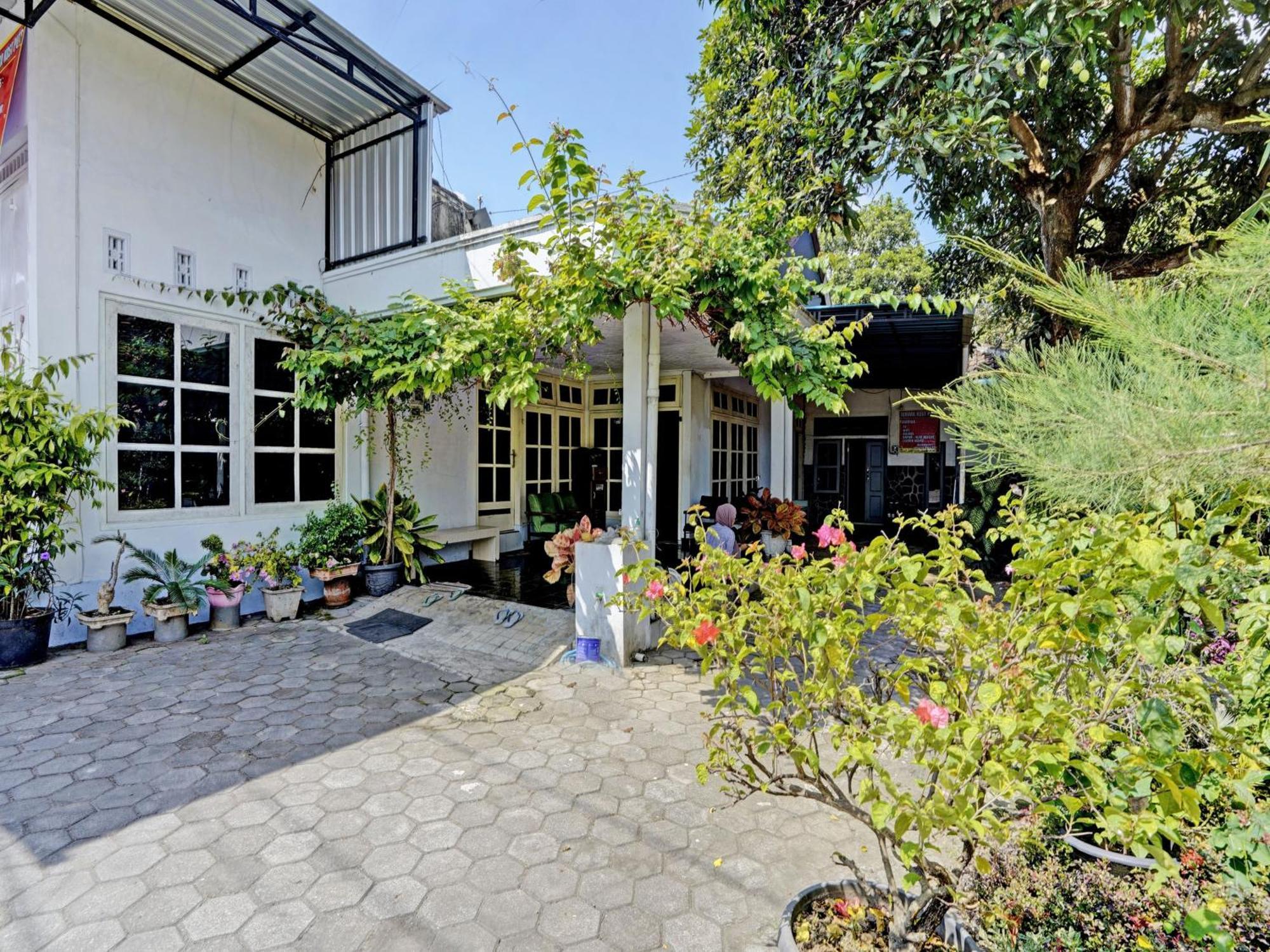Oyo Life 92937 Kost Putri Sarkara Syariah Hotell Banyuwangi  Exteriör bild