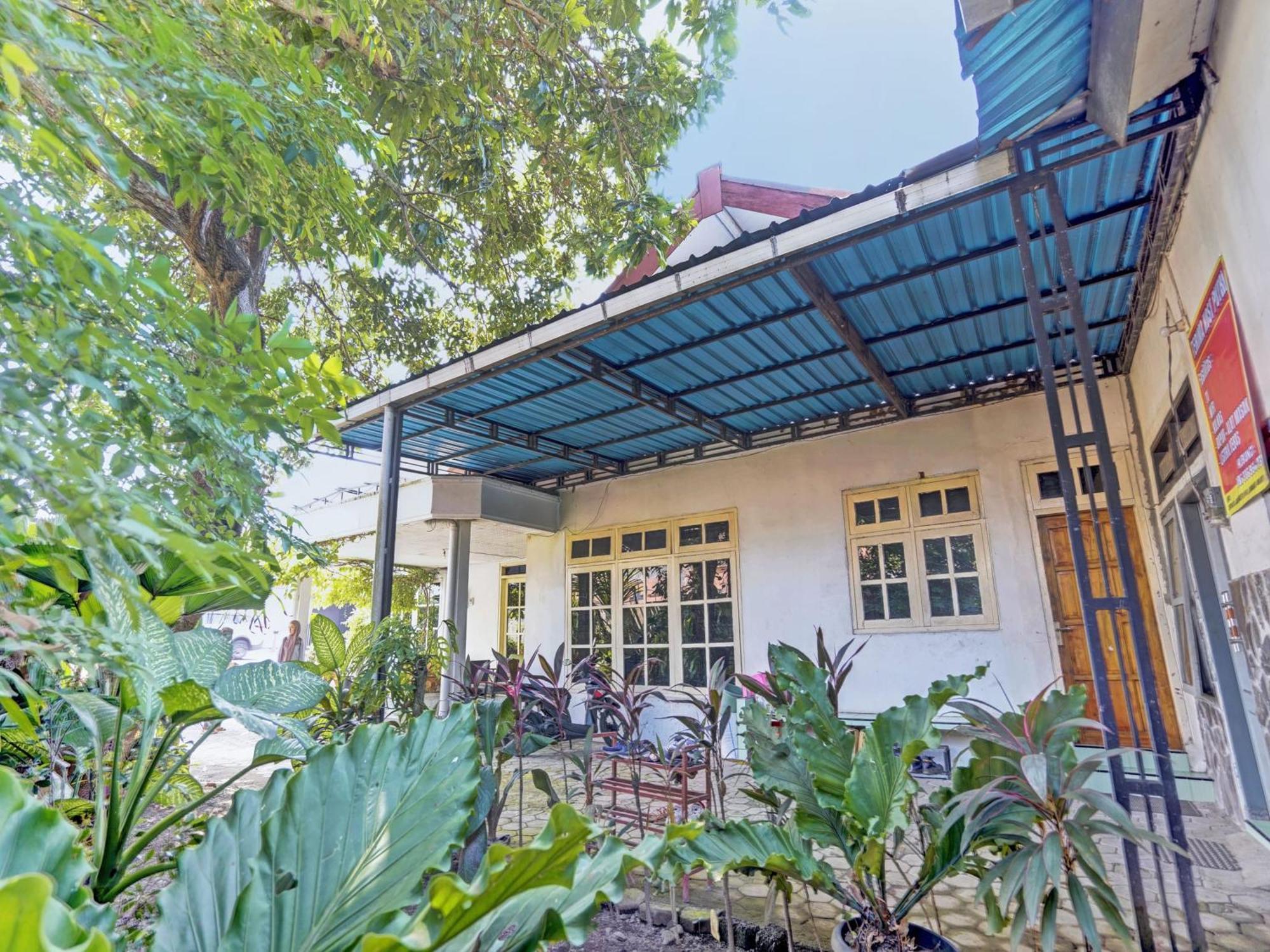 Oyo Life 92937 Kost Putri Sarkara Syariah Hotell Banyuwangi  Exteriör bild